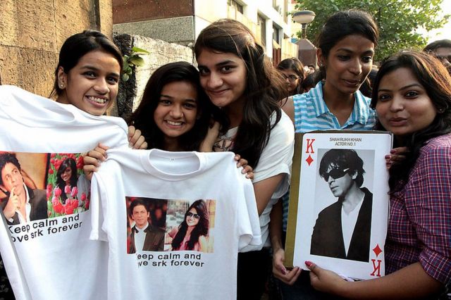 'Yan mata dauke da rigar da Shah Rukh Khan lokacin bukin cika shekrarsa 48 a duniya, a wata unguwa da ke birnin Mumbai, ranar 2 ga watan Nuwamba 2013