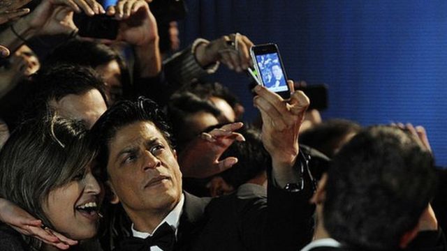 Shah Rukh Khan cikin masoya su na daukar hoto lokacin nuna fim din Ra One a O2 Arena da ke Birtaniya ranar 25 ga watan Oktoba 2011.