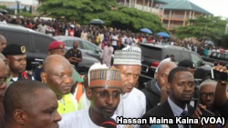 Ministsn Abuja Muhammad musa Bello ya yin da yake duba ginin da ya rushe