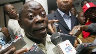 Shugaban jam'iyyar APC Adams Oshiomhole da manema labarai