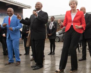 Faraminista Theresa May tana rawa a Makarantar Sakandare ID Mkhize a Gugulethu, Cape Town, a Afrika ta Kudu- a ranar Talata 28 ga watan Agusta 2018.