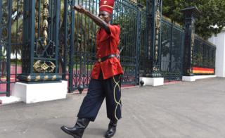 Mai Gadin Fadar yana fareti a wajen fadar shugaban kasa a babban birnin Senegal- ranar Laraba 29 g watan Agusta, 2018.