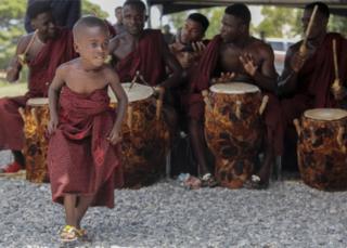 An rika kada ganguna a wurin jana'izar domin tunawa da ayyukan da Mista Annan ya gudanar a lokacin rayuwarsa.