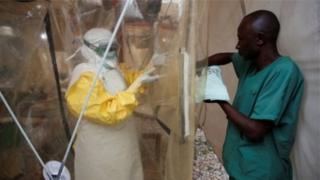 wasu ma'aikatan lafiya a asibitin Ebola