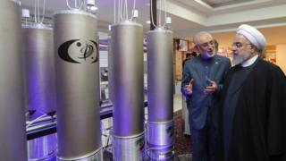 Shugaban Iran Rouhani daga hannun dama yana duba nukiliya a farko shekarar nan.