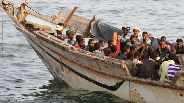 File photo showing a boat carrying migrants in Aden, Yemen, before they are deported to Somalia (26 September 2016)